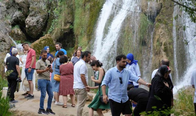 Sıcaktan bunalanlar Girlevik Şelalesi'nde serinliyor