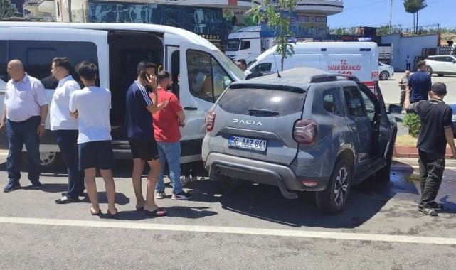 Siirt'te minibüs ile hafif ticari araç çarpıştı: 1 yaralı