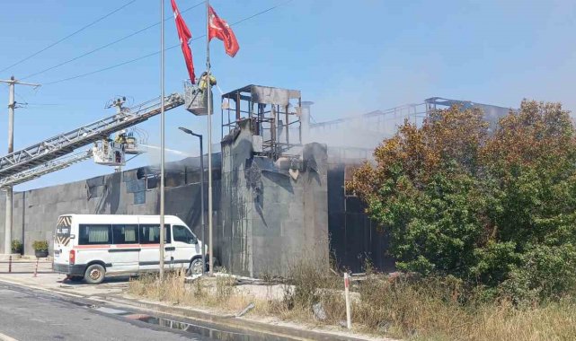 Silivri'de boya imalatı fabrikasının deposunda korkutan yangın