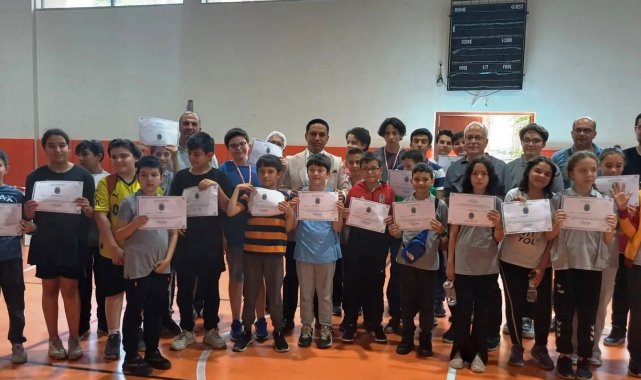Simav'da satranç turnuvasında dereceye giren öğrenciler ödüllendirildi