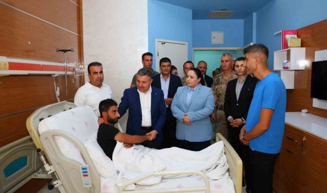Şırnak Valisi Atay, yaralı güvenlik korucusunu hastanede ziyaret etti