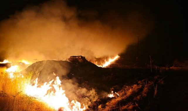 Şırnak'ın Suriye sınırında anız yangını: 7 köy etkilendi