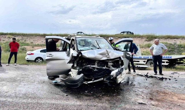 Sivas'ta iki otomobil kafa kafaya çarpıştı: 5 yaralı