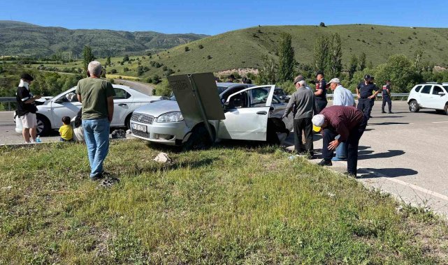Sivas'ta otomobiller çarpıştı: 2'si çocuk 8 yaralı