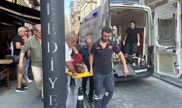 Sokakta temizlik yaparken otomobil çarptı