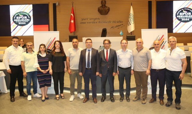 Spor Şenlikleri'nde görev alanlara teşekkür plaketi