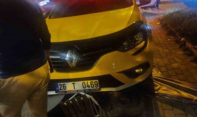 Sürücü el frenini çekmediği taksisinin altında kaldı