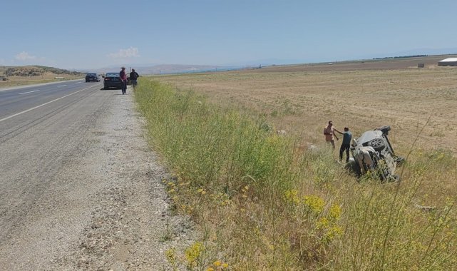 Takla atan otomobildeki 2 kişi kazayı hafif sıyrıklarla atlattı