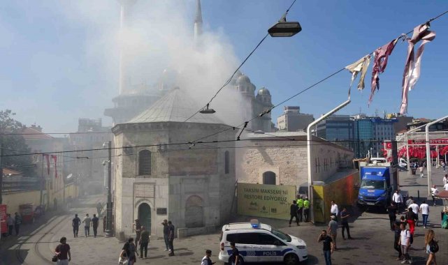 Taksim Meydanı'nda korkutan yangın: Boyalar patladı, panik yaşandı