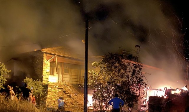 Tarihi taş ev alevlere teslim oldu