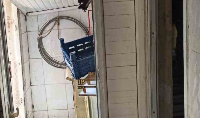 Tarsus'ta otomobil ve iş yerinde yangın