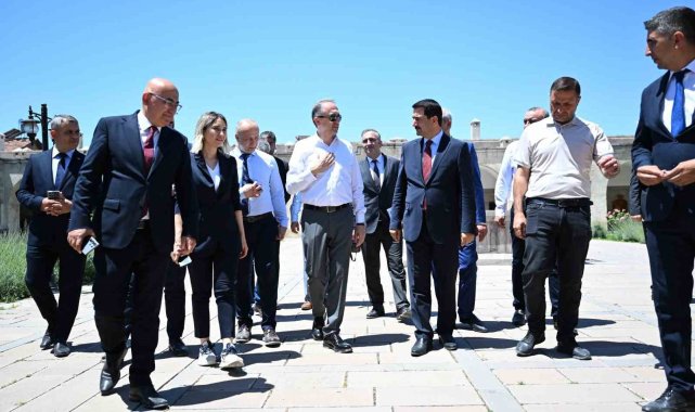 Taşkın, Bakan Yardımcısı Yazgı ile beraber Battalgazi'nin tarihi yapılarını inceledi