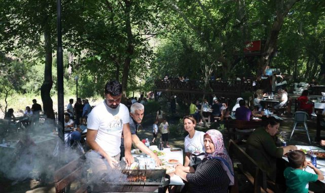 Termometreler 40 dereceyi aştı, vatandaş tabiata akın etti