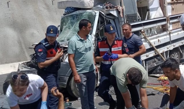 Tıra arkadan çarpan kamyonetin sürücüsü yaralandı