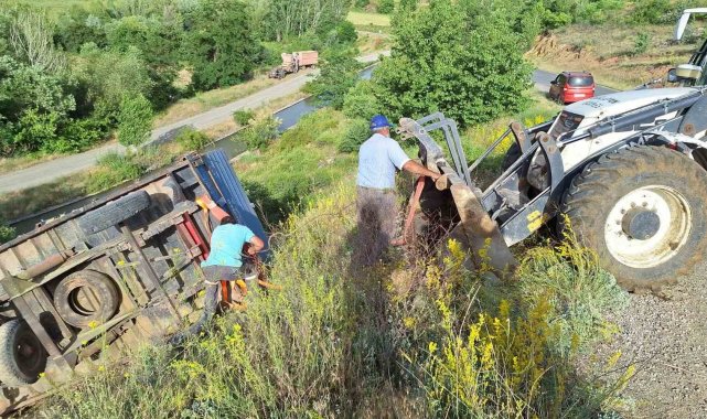 Traktöre takılı römork şarampole uçtu