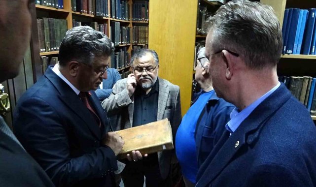 Türk- İslâm kültürünün sanatsal değeri yüksek eserlerden biri: 1090 tarihli el yazması Kur'an-ı Kerim