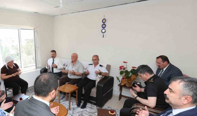 Vali Aksoy şehidin baba ocağına ziyarette bulundu