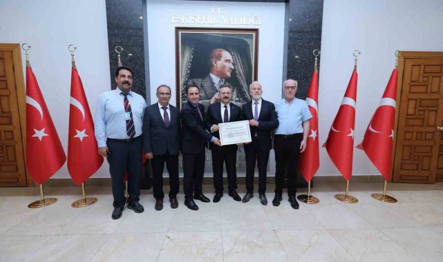 Vali Aksoy'dan Eskişehir Şehir Hastanesi'ne teşekkür belgesi