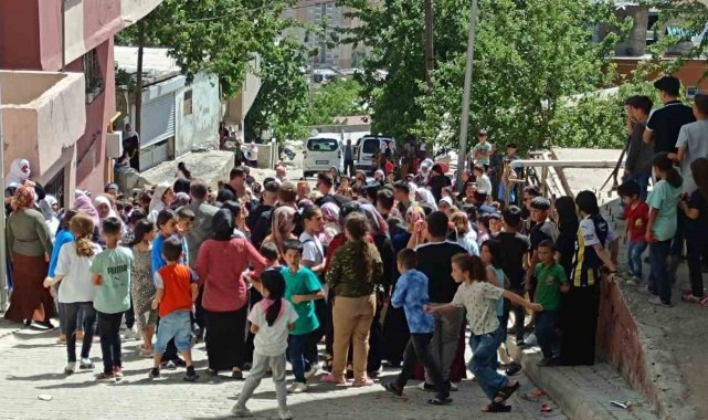 Vali Atay çocuklara bayram harçlığı dağıttı