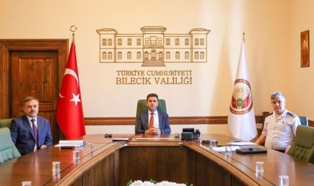 Vali Aygöl, VKS yöntemiyle toplantıya katıldı
