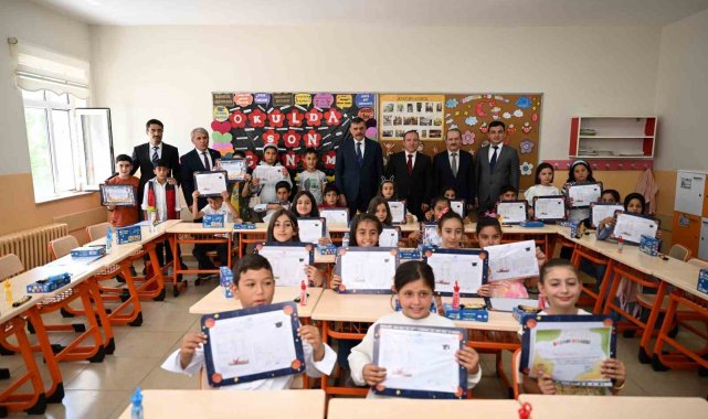 Vali Çiftçi öğrencilere karne dağıttı, velilere mesaj verdi