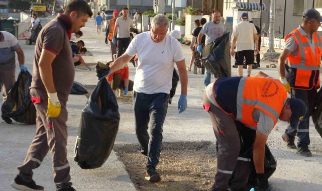 Vatandaşın kirlettiği sahilleri Belediye Başkanı temizledi