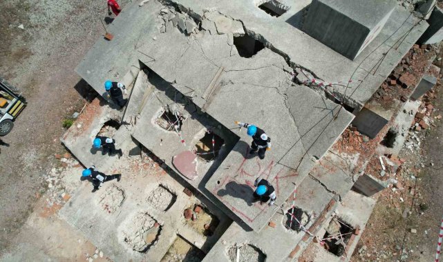 Yalova'da gerçeğini aratmayan deprem tatbikatı