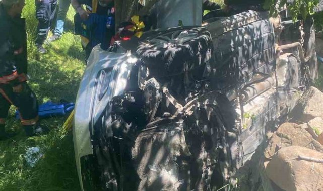 Yaşlı çift otomobille bahçeye yuvarlandı, takla atan araç içerisinde kurtarılmayı bekledi