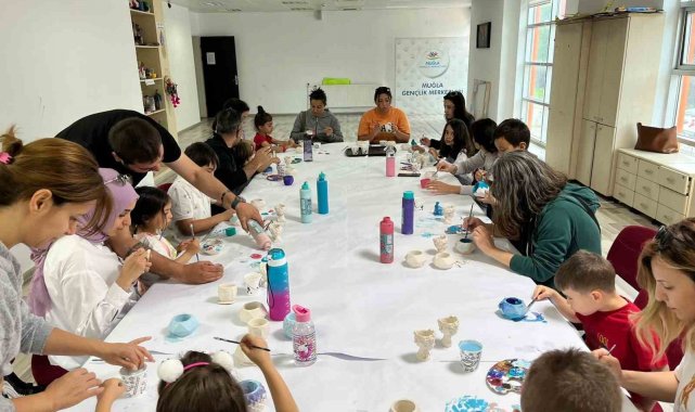 Yaz döneminde anneler ve çocuklar sanat atölyesinde buluştu