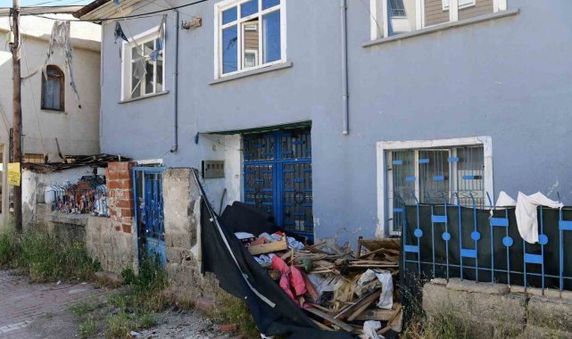 Yeşilyurt'ta bir evde 7 kamyon çöp çıktı