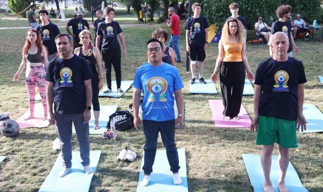 Yoga Günü'nü birlikte kutladılar