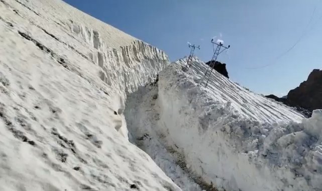 Yüksekova'da haziran ayında 8 metrelik kar tünelleri