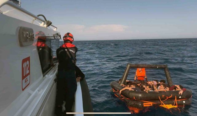 Yunanistan'ın Türk karasularına geri ittiği 27 düzensiz göçmen kurtarıldı