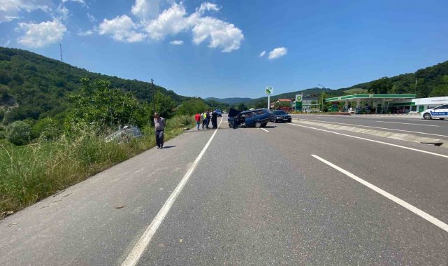 Zonguldak'ta iki araç kafa kafaya çarpıştı: 2 yaralı