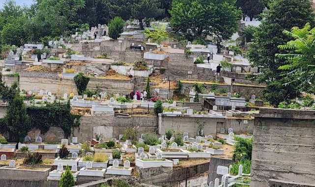 Zonguldak'ta vatandaşlar arife günü mezarlık ziyaretleri yaptı