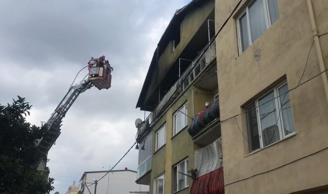 3 katlı binanın en üst katı alevlere teslim oldu: 2 kişi yaralandı