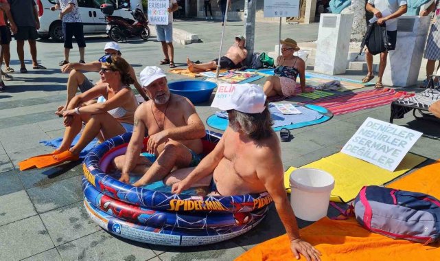 'Kıyıda yer yok' deyip şemsiyeleri ve havlularıyla meydana geldiler