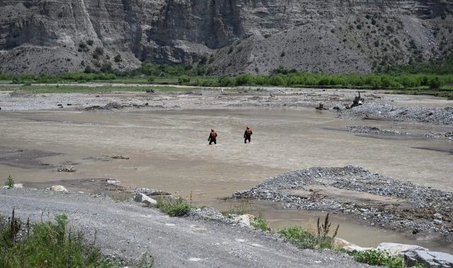 56 kişi suya kapılan çocuğu arıyor
