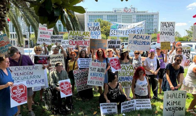 Adalar sakinlerinden İBB önünde "azmanbüsleri istemiyoruz" eylemi