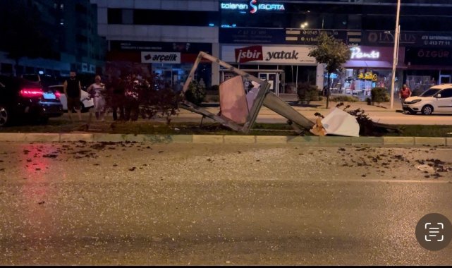 Aday sürücü kontrolden çıktı, reklam panosunu ve ağaçları devirdi