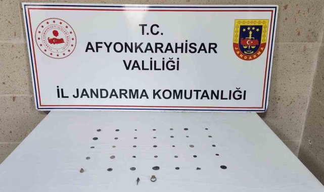 Afyonkarahisar'da jandarma 34 adet tarihi sikke ele geçirdi