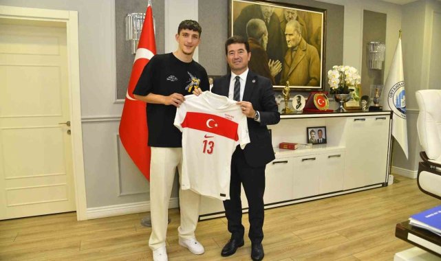 Ahmetcan Kaplan, Milli Takım formasını Başkan Kaya'ya hediye etti