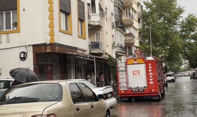 Akhisar'da apartmanın çatısına yıldırım düştü