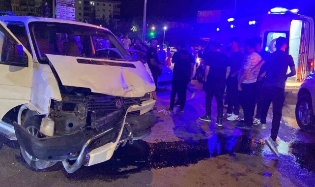 Aksaray'da minibüs ile otomobil çarpıştı: 3 yaralı