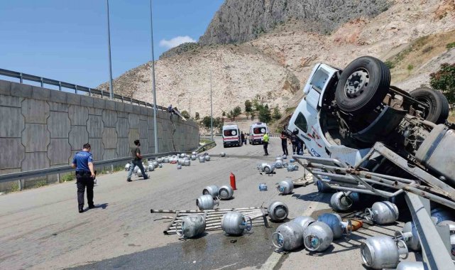 Amasya'da tüp yüklü kamyon devrildi: 1 ağır yaralı