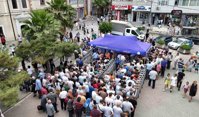 Arnavutköy'de 3 ton aşure vatandaşlara ikram edildi