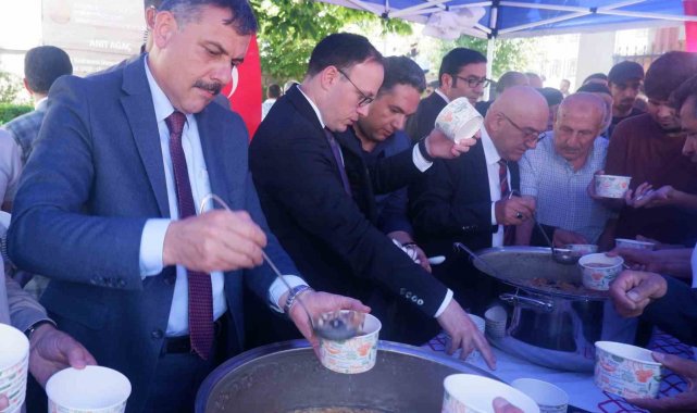 Aşure dağıtımında izdiham