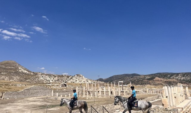 Atlı jandarma timi Tripolis'te devriye gezdi