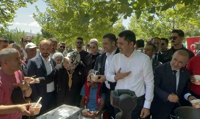 Bakan Kurum, cuma sonrası vatandaşlara aşure ikram etti