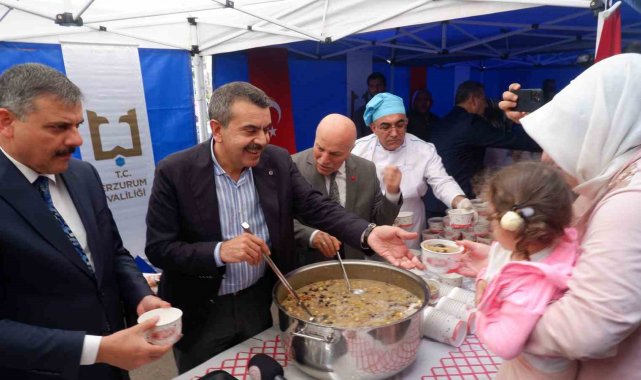 Bakan Tekin, Erzurum'da aşure dağıttı